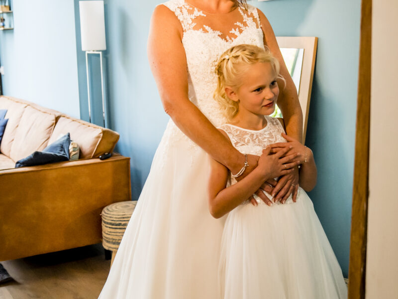 Bruid kijkt met bruidsmeisje in spiegel. Fotograaf Karin Keesmaat van Kijk-Kunst fotografie