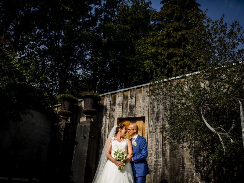 Bruidspaar staat voor muur. Fotograaf Karin Keesmaat van Kijk-Kunst fotografie