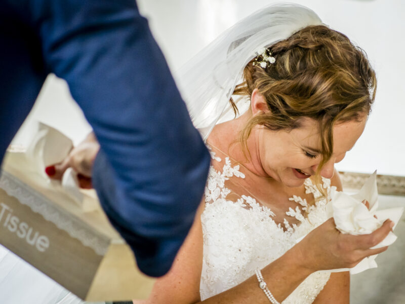 Bruid krijgt tissues van trouwambtenaar. Fotograaf Karin Keesmaat van Kijk-Kunst fotografie