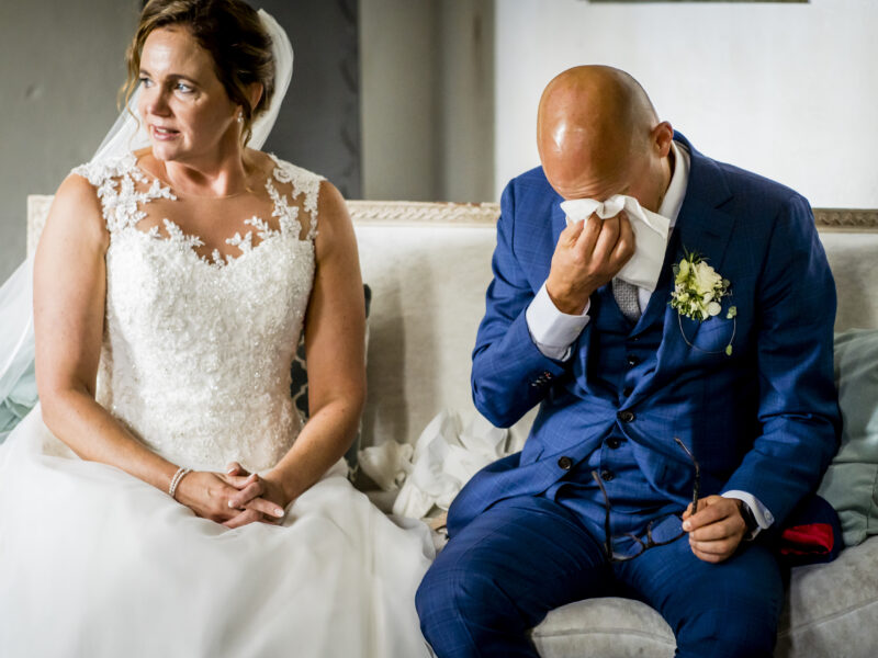 Bruidegom dept zijn ogen. Fotograaf Karin Keesmaat van Kijk-Kunst fotografie