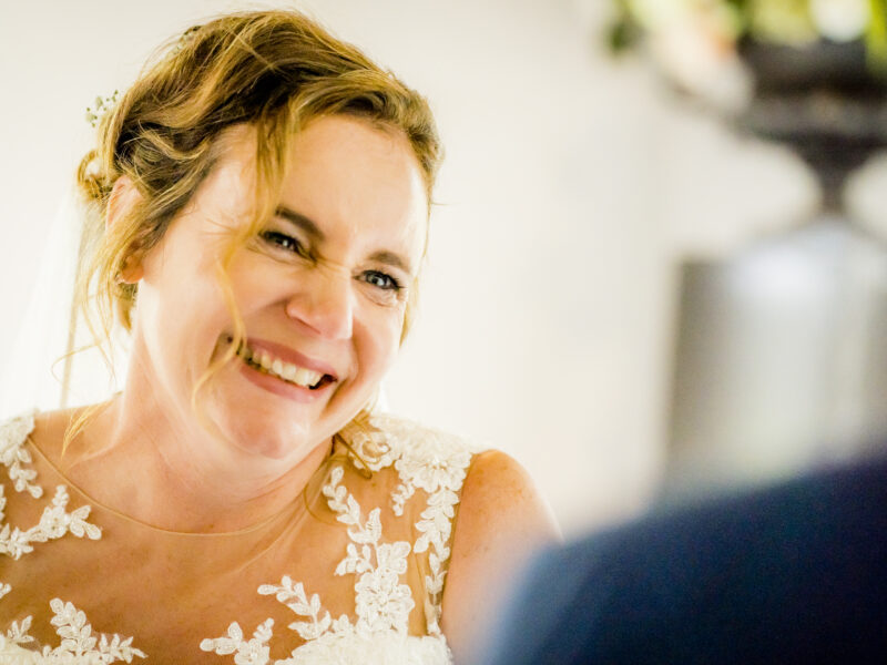 Bruid lacht naar bruidegom. Fotograaf Karin Keesmaat van Kijk-Kunst fotografie