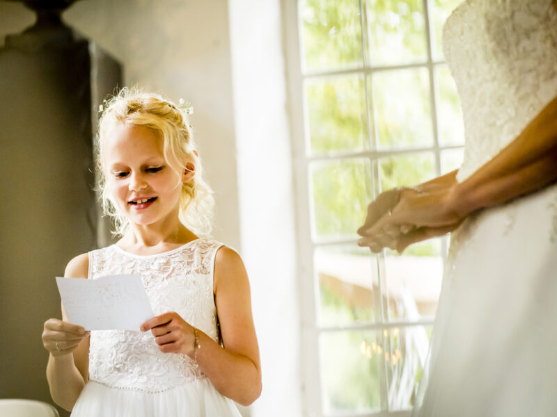 Bruidsmeisje leest gedicht voor. Fotograaf Karin Keesmaat van Kijk-Kunst fotografie