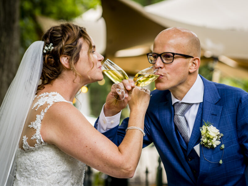 Bruidspaar drinkt champagne. Fotograaf Karin Keesmaat van Kijk-Kunst fotografie