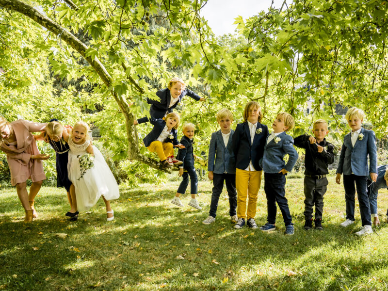 Kinderen bruiloft in boom. Fotograaf Karin Keesmaat van Kijk-Kunst fotografie