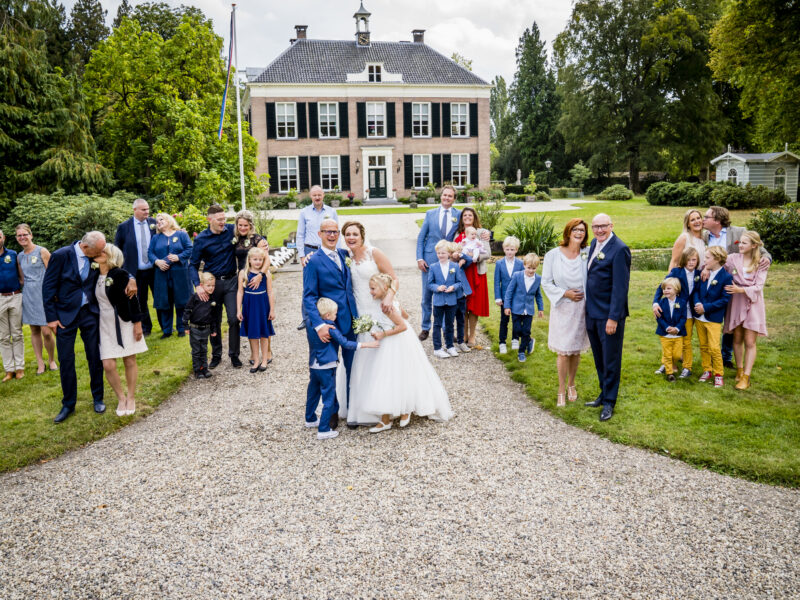 Bruidspaar met familie voor villa van Landgoed Klarenbeek. Fotograaf Karin Keesmaat van Kijk-Kunst fotografie