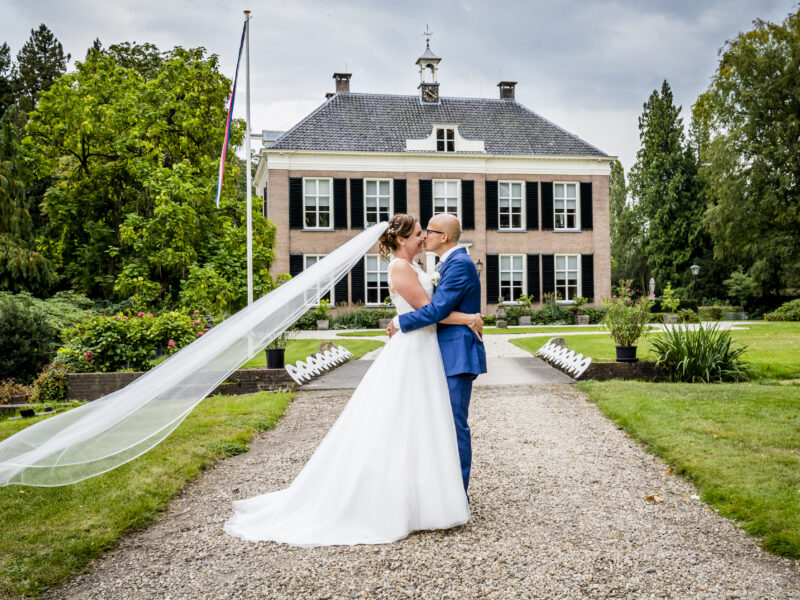 Bruidspaar voor villa van Landgoed Klarenbeek. Fotograaf Karin Keesmaat van Kijk-Kunst fotografie