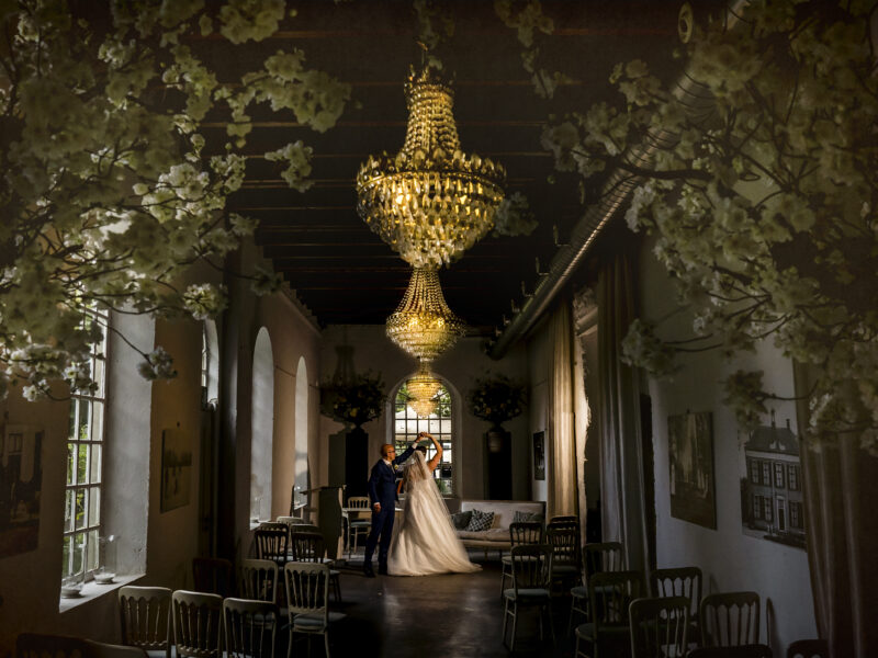 Bruidspaar uitgelicht in trouwzaal Landgoed Klarenbeek. Fotograaf Karin Keesmaat van Kijk-Kunst fotografie